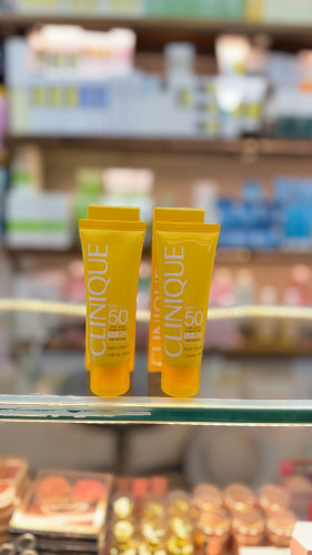 کرم ضدآفتاب و ضد چروک کلینیک با spf50