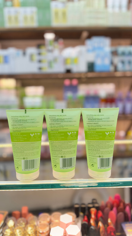 خرید شوینده ژلی انواع پوست برند simple با حجم ۱۵۰ میل